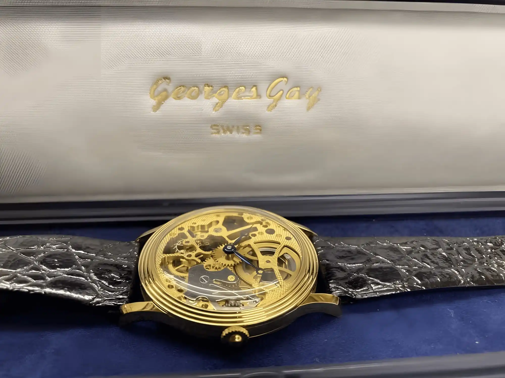 Montre squelette Georges Gay dorée présentée dans son écrin